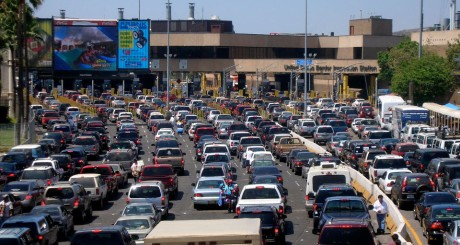Muchos autos en la frontera entre Estados Unidos y México.
